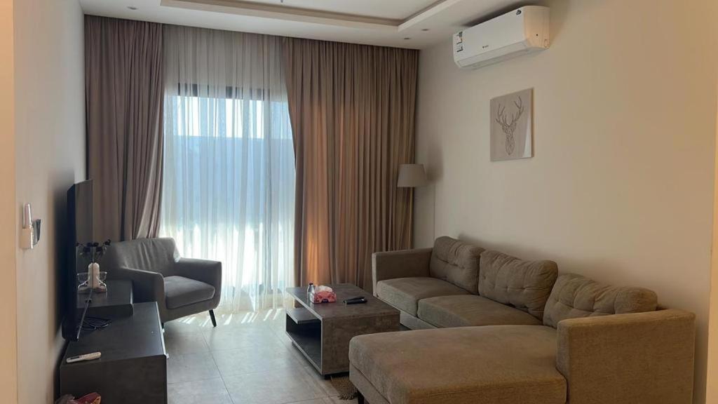 شقة هادئة مكونه من غرفتين وبلكونة باطلالة جميلة Apartment *